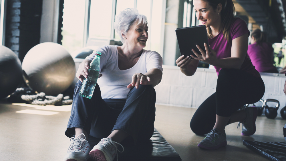 Seniorin führt Übungen durch