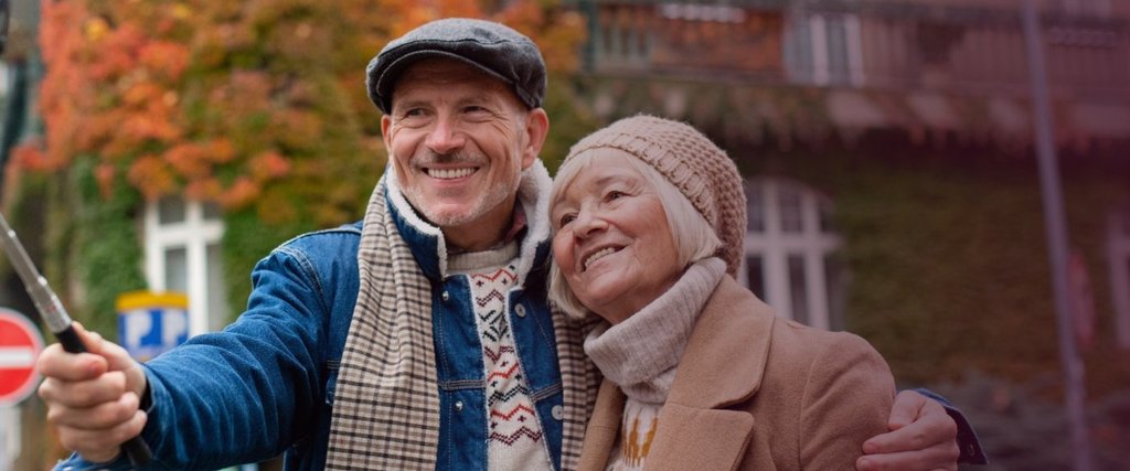 Älteres Ehepaar macht Selfies von sich