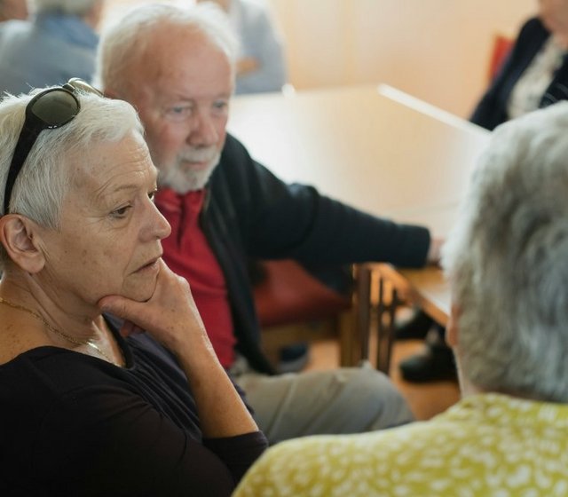 Pflegende Angehörige in einer Pflegeschulung