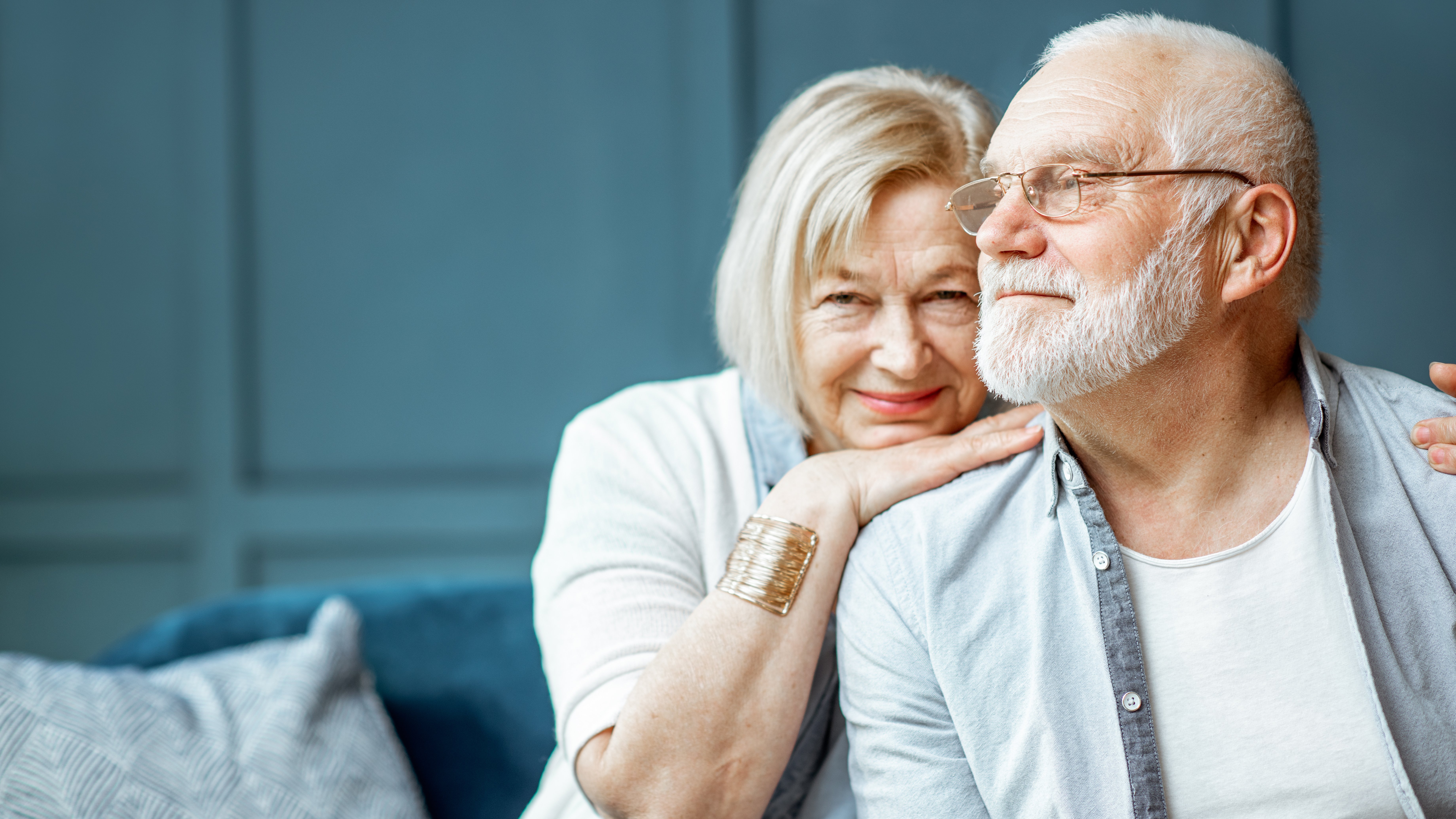 Älteres Ehepaar ist sich zugetan