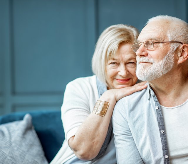 Älteres Ehepaar ist sich zugetan